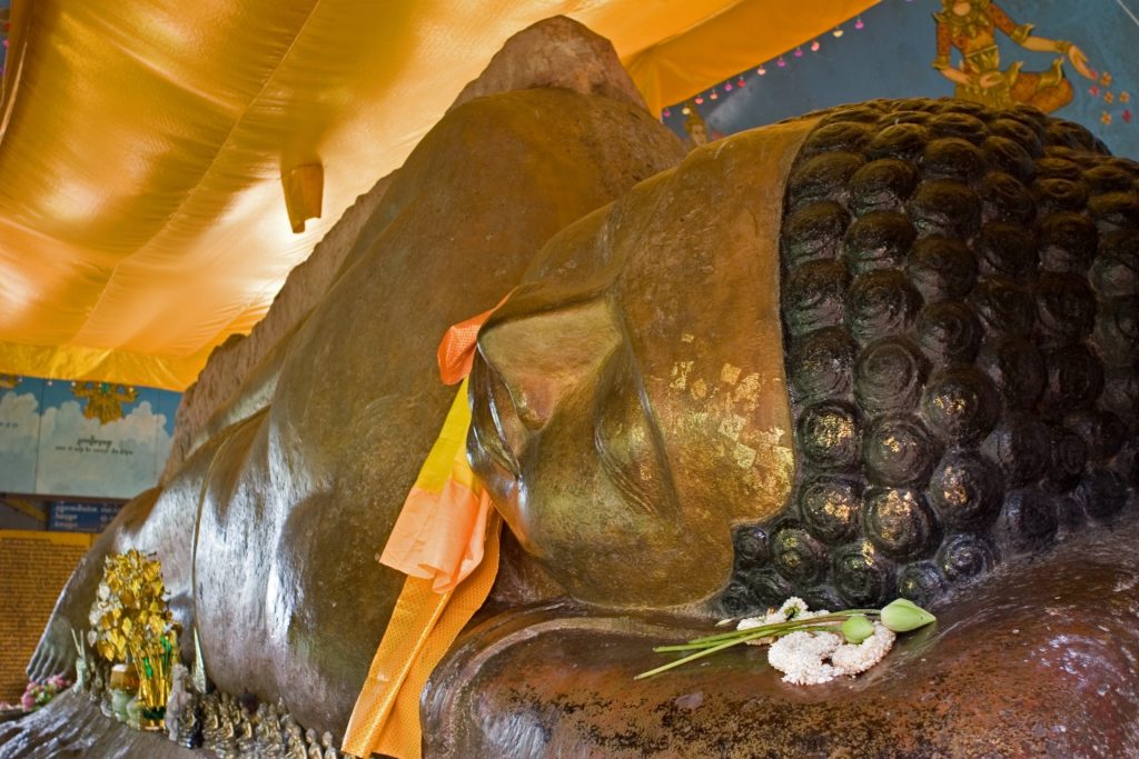 巨大な寝釈迦仏